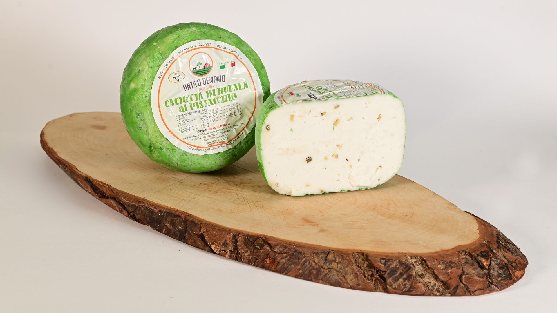 Caciotta di bufala al pistacchio